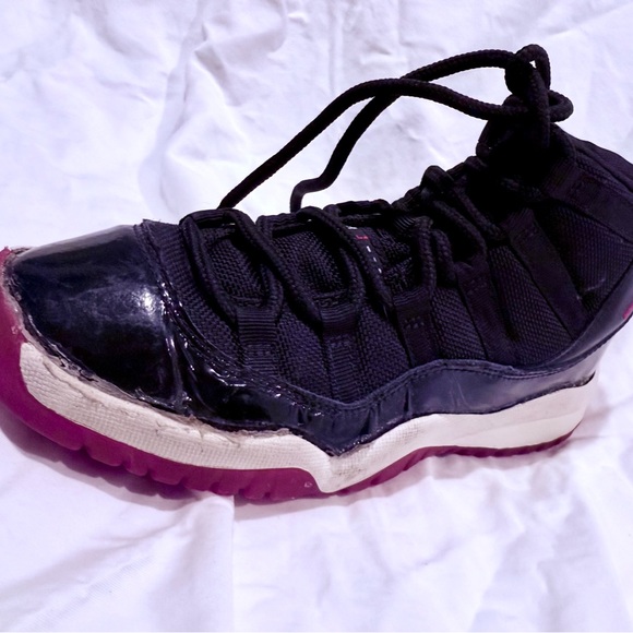 Air Jordan 11 Retro “Bred” 2001 Sneakers | Size 2.5Y | OG Box Included | 🔥🔥🔥
